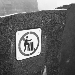 Curiosas señales de advertencia. Acantilados de Moher en Irlanda.