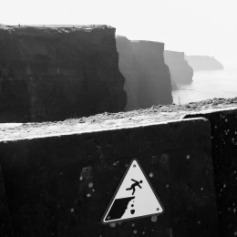 Señales de advertencia y peligro. Acantilados de Moher en Irlanda.